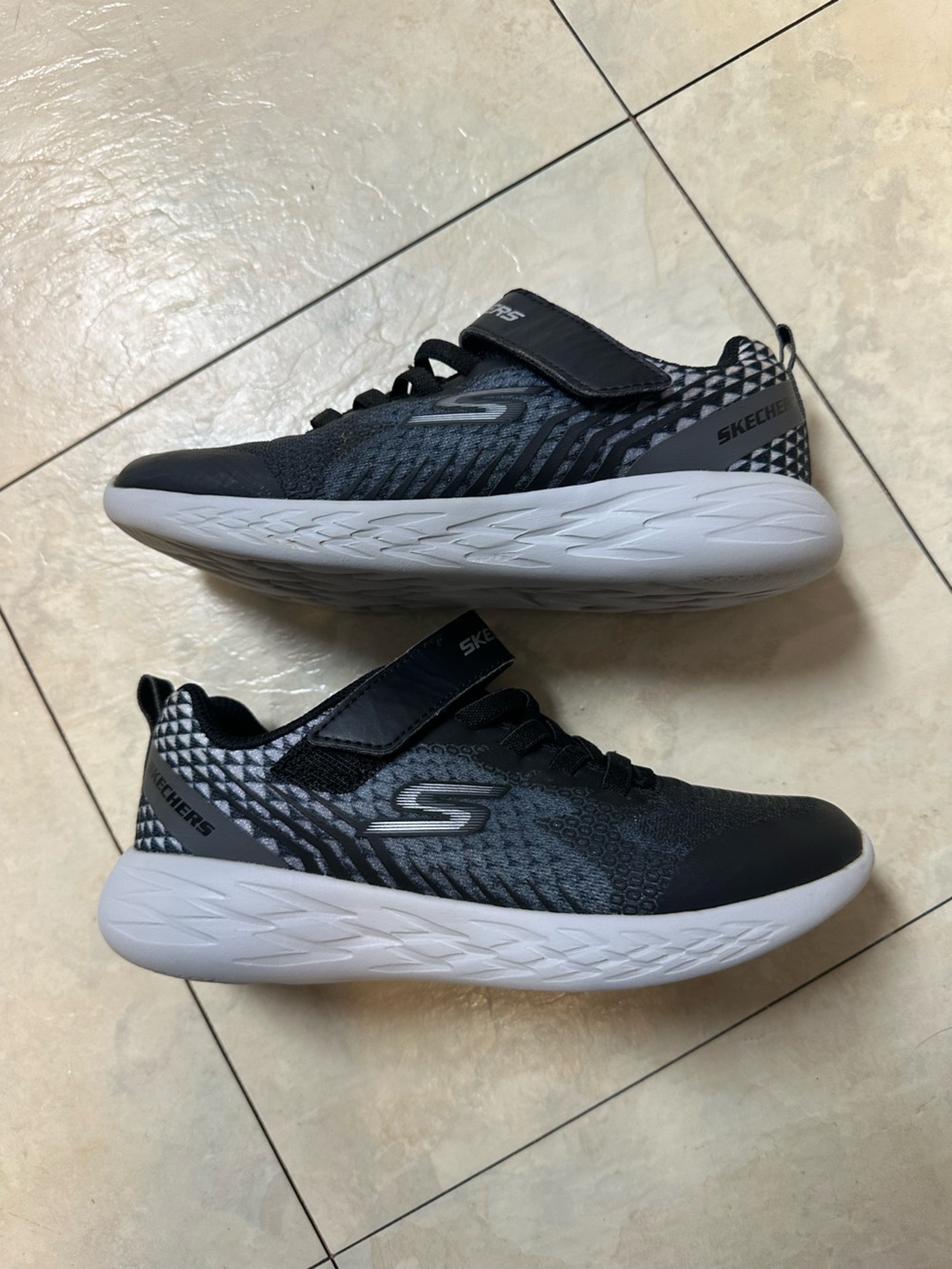 Skechers Kids Black and Gray Athletic Velcro Sneakers Size 2